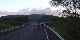 一群骑自行车的人正在过桥的鸟瞰图。