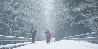 广角镜头的三个年轻的女士徒步在一个下雪天