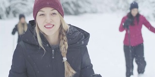 肖像拍摄的一个美丽的年轻亚洲女人微笑，和徒步在一个下雪的日子