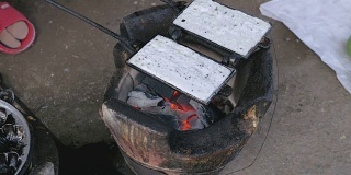 特写传统烹饪热华夫饼使用老式华夫饼铁在木炭上