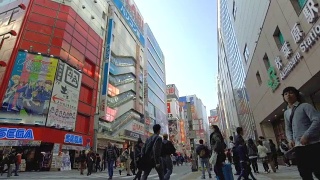 日本东京秋叶原的人们。视频素材模板下载