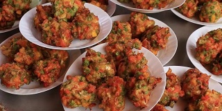 泰国街头小吃:泰国夜市上的油炸肉和蔬菜球
