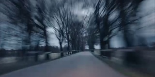 4K Driving POV Hyperlapse at sunset。在黑森林的乡村道路上开车的视频片段时光流逝。UHD间隔拍摄。