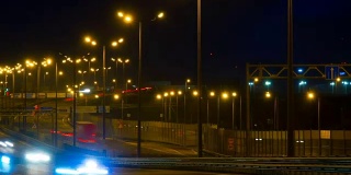 公路交通车辆在夜间时间流逝。汽车在桥上行驶的晚上时间流逝。4 k UHD。间隔拍摄。