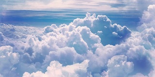 在天空的云朵间轻快地飞翔