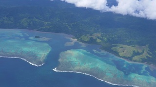 空中慢镜头:令人叹为观止的斐济岛和濒临灭绝的珊瑚礁。视频素材模板下载