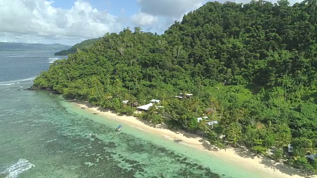 航拍:斐济海岸令人惊叹的沙滩，很受冲浪者和渔民的欢迎