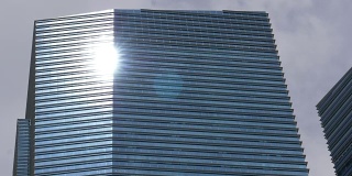 特写:明亮的阳光反射在市中心的玻璃摩天大楼