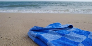 沙滩上的蓝色毛巾