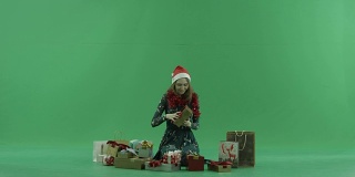 这位年轻女士收到了一个空的圣诞礼物盒，背景是色度键