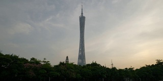 日落时分广州市著名的广州塔顶前慢镜头全景4k中国
