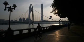 日落时分广州市名桥广州塔滨江湾慢镜头全景4k中国