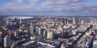 神奇的cityview。鸟瞰图的城市与建筑和蓝天背景。城市的鸟瞰图。从鸟的飞行角度看