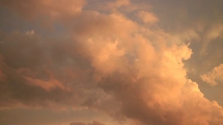 Cloudscape。傍晚的天空和蓬松的云高清视频素材模板下载