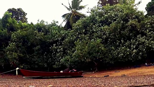 泰国出租车船:传统的木制长尾船