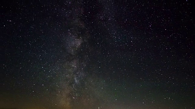 银河系银河系天文学时移星星移动上方山谷光污染近地平线明亮的夜晚露营夏季视图银河系移动天空科学空间宇宙介绍