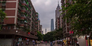 雨夜广州市中心拥挤的街道全景4k时间流逝中国