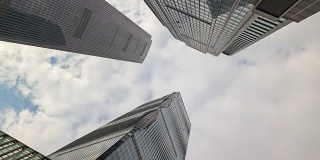 阳光明媚的一天，广州市中心的摩天大楼向上看4k时间流逝中国