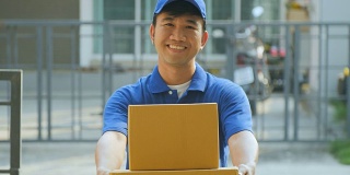 微笑的快递员送来包裹。
