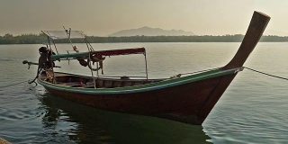 泰国出租车船:传统的木制长尾船