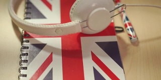 学习英语课程标志概念与英国国旗和耳机。英语学校标识