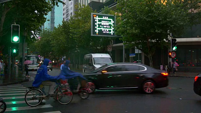 雨夜上海城市交通十字路口全景4k中国