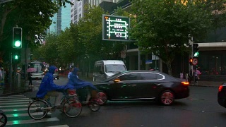 雨夜上海城市交通十字路口全景4k中国视频素材模板下载