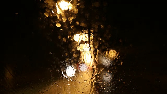 在雨夜开车