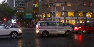 暮色照亮了上海城市交通街道全景4k中国