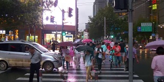 雨夜上海城市交通街道人行横道全景4k中国