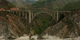 鸟瞰图沿大苏尔海岸的比克斯比溪桥在加利福尼亚。