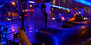 雨夜灯火通明路口上海市交通街道自行车停放全景4k中国