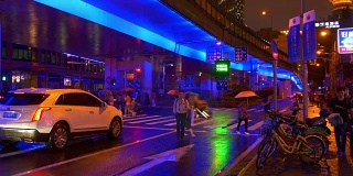 夜晚照亮了上海市著名的交通街道路口全景4k中国