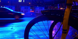 雨夜灯火通明路口上海市交通街道自行车停放全景4k中国