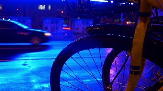 雨夜灯火通明路口上海市交通街道自行车停放全景4k中国视频素材模板下载