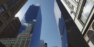 纽约市:从街道上看，高楼大厦和地平线