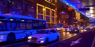 夜晚照亮了上海城市交通街道全景4k中国