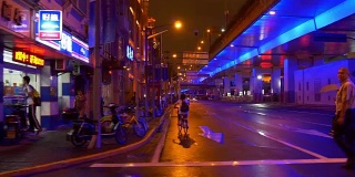 夜光照亮了上海城市交通街道路口下全景4k中国