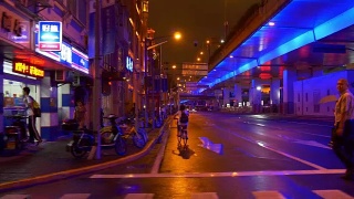 夜光照亮了上海城市交通街道路口下全景4k中国视频素材模板下载