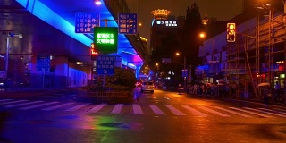 夜光照亮了上海城市交通街道建设步行全景4k中国