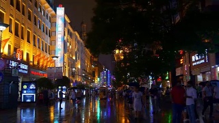 上海市夜景时间照亮了4k中国著名的步行街全景视频素材模板下载