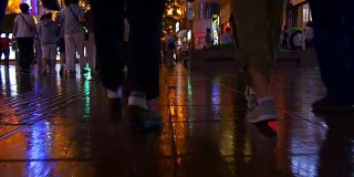 上海市夜景时间照亮了著名的步行街，步行街的人们全景4k中国