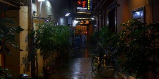 夜景上海窄街咖啡馆，4k中国
