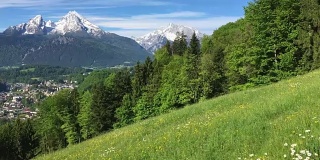 春天，德国巴伐利亚州的贝希特斯加登镇和瓦茨曼山的田园诗般的高山风景