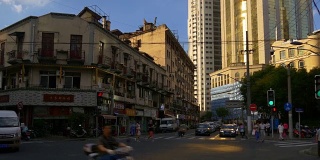 夕阳照亮上海城市交通街道十字路口全景4k中国