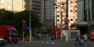 夕阳照亮上海城市交通街道十字路口全景4k中国