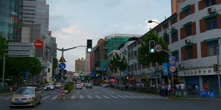 日落时分上海城市交通十字路口全景4k中国