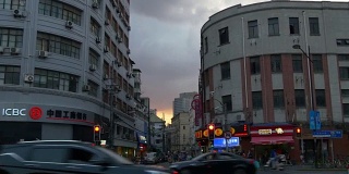 日落天空上海城市交通街道十字路口全景4k中国