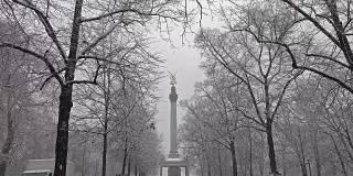 在暴风雪中，德国慕尼黑弗里登森格尔纪念碑顶端的和平天使