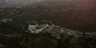 洛杉矶，日落时格里菲斯天文台的航拍。